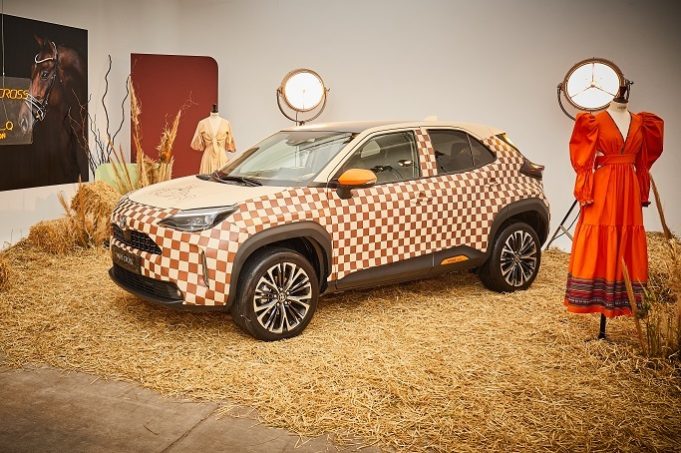 Toyota y la firma de moda IQ Collection lanzan una versión especial del Yaris Cross Electric Hybrid