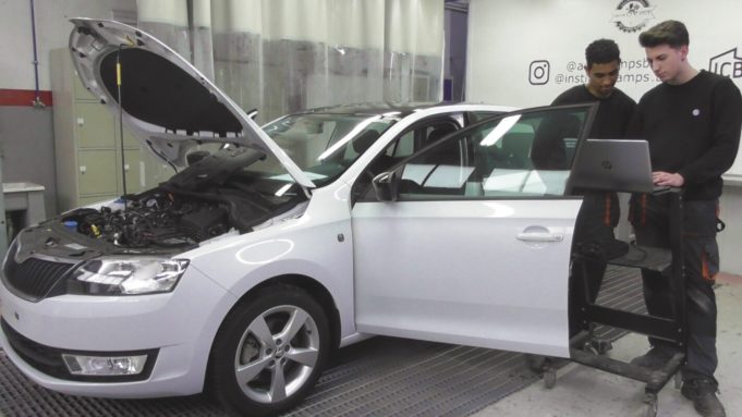 El programa Talentia (Volkswagen) dona seis vehículos a centros de FP en Madrid y Cataluña