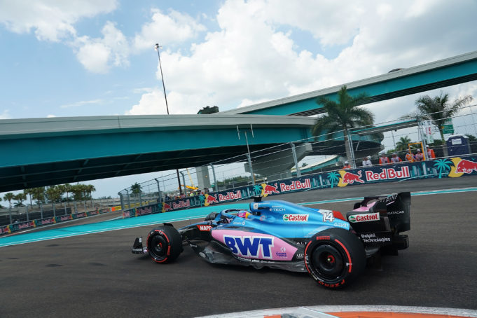 Russell manda, Alonso ilusiona y Sainz abandona en los primeros libres de Miami