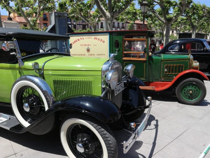 Una gran exposición de coches de época atrae a los turistas este fin de semana en Alcalá de Henares