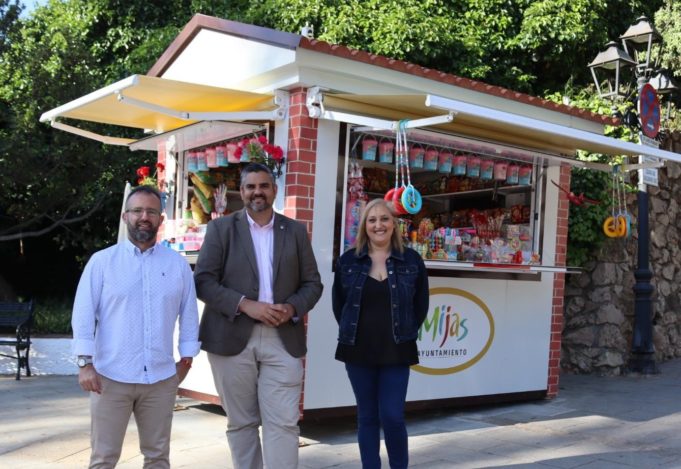 Mijas renueva la imagen de más de una veintena de quioscos de golosinas y flores