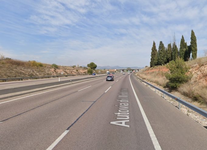 Fallece un hombre al colisionar un coche contra otro volcado tras una salida de vía en Bétera (Valencia)