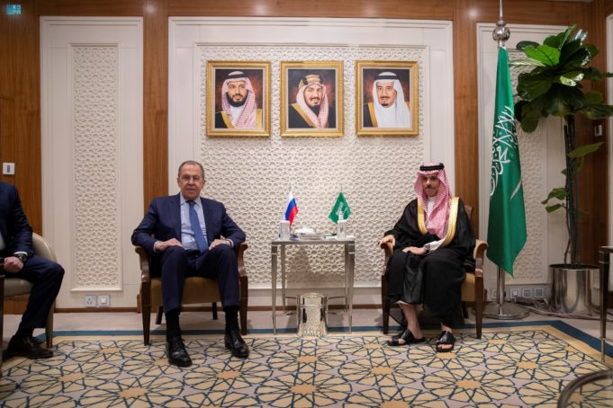 El ministro de Exteriores ruso llega a Arabia Saudí en una visita oficial en el marco de la invasión a Ucrania