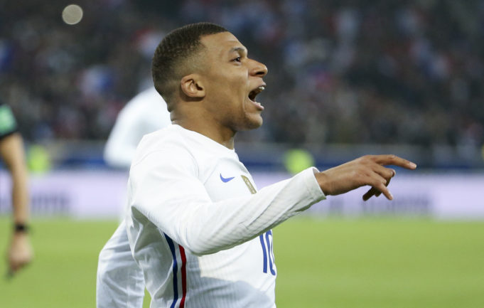 (Crónica) Mbappé evita la derrota de Francia en Viena