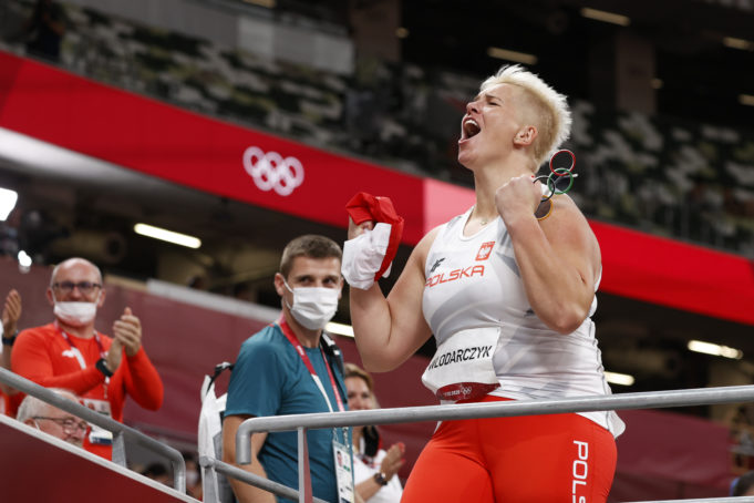 La campeona olímpica Anita Wlodarczyk se lesiona al detener al ladrón que pretendía robarle el coche