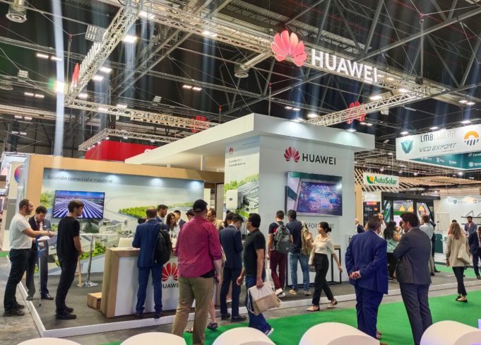Huawei presenta sus soluciones para el sector fotovoltaico y sus módulos de carga rápida DC para vehículos eléctricos