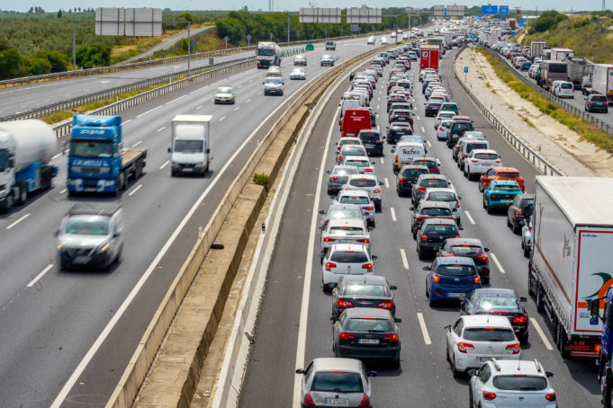 El 51% de conductores no sabe si debe permanecer en el coche con el cinturón en caso de accidente, según un estudio
