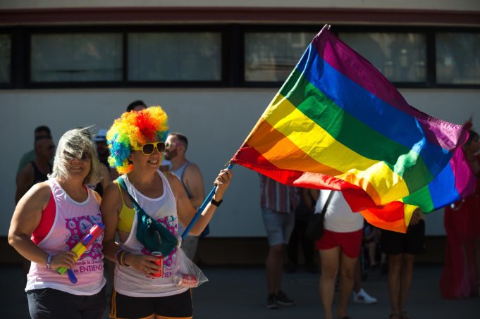 Arabia Saudí incauta juguetes y ropa para niños con los colores del arcoíris porque fomentan la homosexualidad