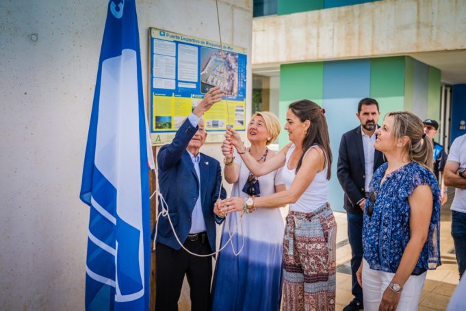 Turismo.-Roquetas de Mar iza la bandera azul en su puerto deportivo para certificar su “calidad y seguridad”