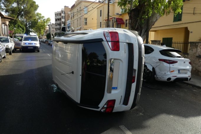 Un conductor da positivo en alcohol tras volcar su coche al chocar contra un vehículo estacionado en Palma