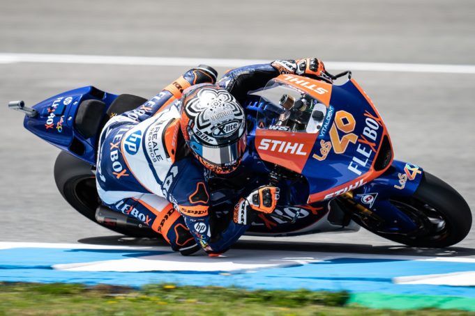 El piloto de Moto2 Arón Canet, intervenido de su luxofractura nasal