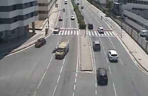 Se da a la fuga el conductor de una furgoneta tras atropellar a un motorista en Pamplona