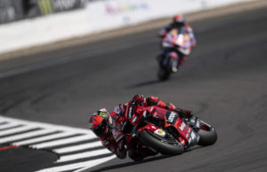 Bagnaia retoma el Mundial con otra victoria ante Viñales y Aleix Espargaró salva el día