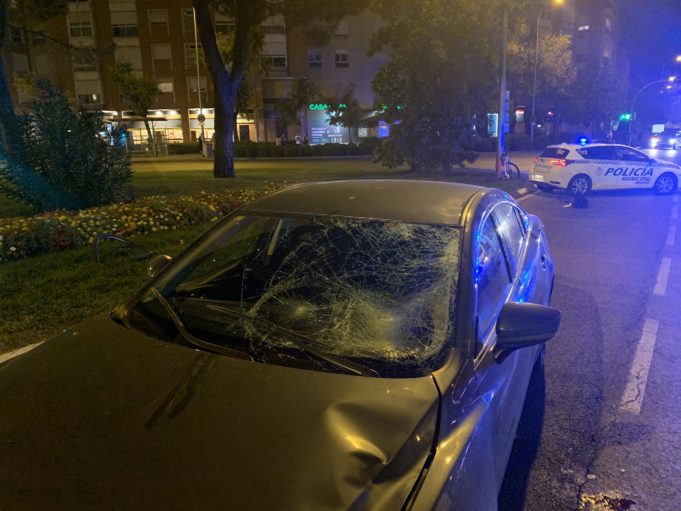 Sigue grave el ciclista atropellado por un coche anoche en Moratalaz
