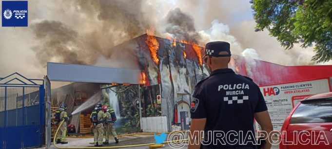 El incendio de un comercio en Murcia obliga a desalojar el parking del hotel Nelva y asegurar el perímetro de un colegio