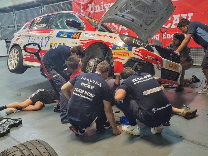 “Excelente resultado” del UCAV Racing en Motorland en el Campeonato de España de Turismos