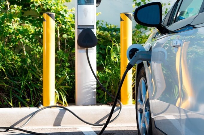 Más de dos tercios de los conductores de coches eléctricos prefieren pagar por la recarga en el momento