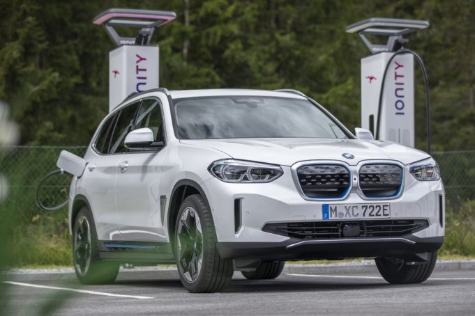 El grupo BMW lanzará a mediados de 2023 la tecnología Plug&Charge para sus modelos