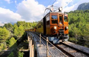 Un coche choca contra el Tren de Sóller en la estación de Bunyola y causa daños en un vagón