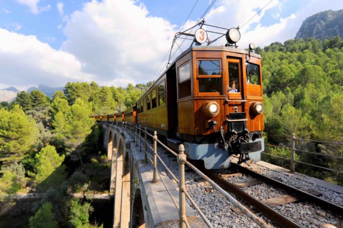 Un coche choca contra el Tren de Sóller en la estación de Bunyola y causa daños en un vagón