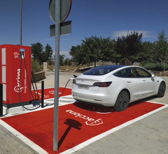 Acciona Energía se asocia con Qwello para desplegar puntos de recarga urbanos para coches eléctricos