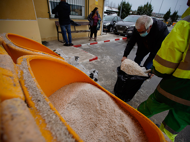 El Ayuntamiento pide a los vecinos limitar los desplazamientos y extremar precauciones ante la nevada