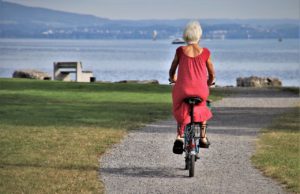 El Ayuntamiento de Madrid impulsa actividades al aire libre para mayores con el objetivo de evitar la soledad Paseo en bicicleta