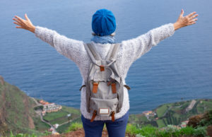 Más de 1.000 viajes culturales para los mayores de la Comunidad de Madrid Imagen de una persona mayor contemplando el mar. (Bigstock)