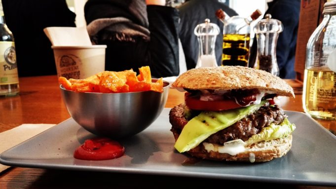 Los abuelos valencianos comen gratis en este restaurante Foto de recurso de una hamburguesa. (Pexels / Pixabay)