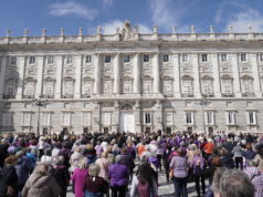 Las mayores de Madrid reivindican la igualdad y libertad de las mujeres con un “flashmob” frente al Palacio Real Cerca de 300 mujeres de los centros de mayores de siete distritos madrileños han protagonizado un “flashmob” en la explanada para reivindicar la igualdad y la libertad de las mujeres. (Ayuntamiento de Madrid)