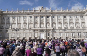 Las mayores de Madrid reivindican la igualdad y libertad de las mujeres con un “flashmob” frente al Palacio Real Cerca de 300 mujeres de los centros de mayores de siete distritos madrileños han protagonizado un “flashmob” en la explanada para reivindicar la igualdad y la libertad de las mujeres. (Ayuntamiento de Madrid)