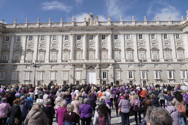 Cerca de 300 mujeres de los centros de mayores de siete distritos madrileños han protagonizado un “flashmob” en la explanada para reivindicar la igualdad y la libertad de las mujeres. (Ayuntamiento de Madrid)