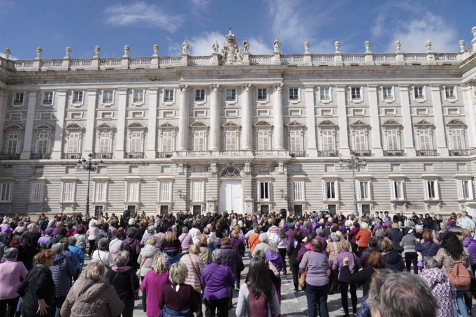 Las mayores de Madrid reivindican la igualdad y libertad de las mujeres con un “flashmob” frente al Palacio Real Cerca de 300 mujeres de los centros de mayores de siete distritos madrileños han protagonizado un “flashmob” en la explanada para reivindicar la igualdad y la libertad de las mujeres. (Ayuntamiento de Madrid)