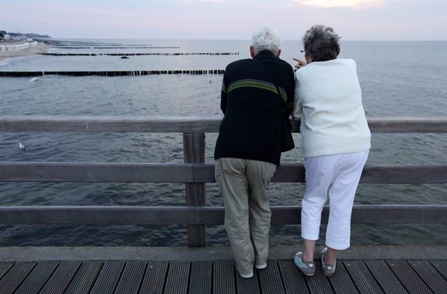 Imagen de archivo de dos personas contemplando el mar. (Europa Press)