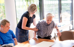 Cuidado centrado en la persona: adaptar los cuidados a las necesidades individuales.