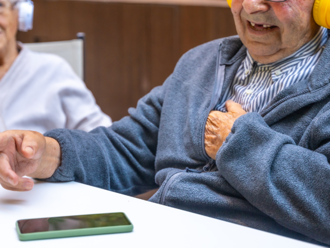 Diversión y bienestar: Actividades de ocio para mayores en Sayca Geriatría