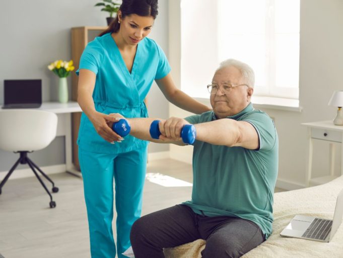 Unidad de Estancia Diurna Ogíjares mejora así la salud física de las personas mayores en su centro de día en Ogíjares