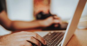 Un estudio revela que el precio es clave al comprar ropa en España