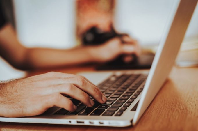 Un estudio revela que el precio es clave al comprar ropa en España