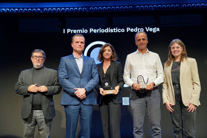 La primera edición del Premio Pedro Vega reconoce el legado del periodista cántabro
