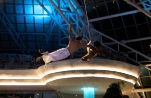 Caldea estrena un espectáculo inmersivo con pole y straps