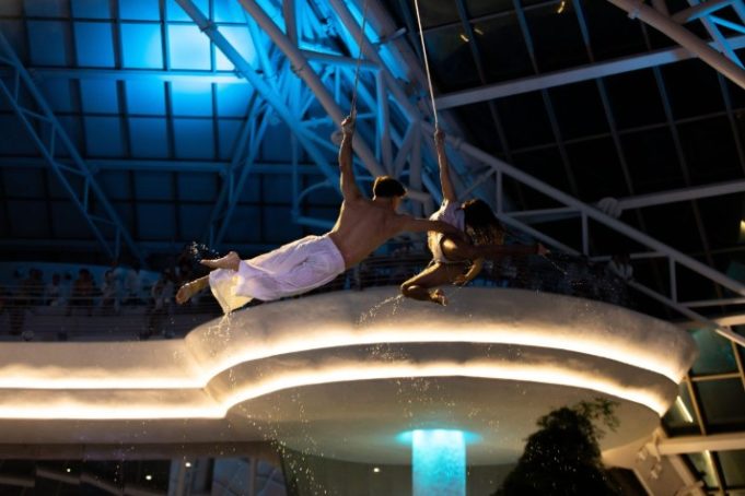 Caldea estrena un espectáculo inmersivo con pole y straps