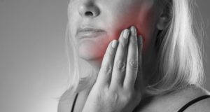 La periodontitis se cuela en el debate del Alzheimer con una bacteria en el punto de mira