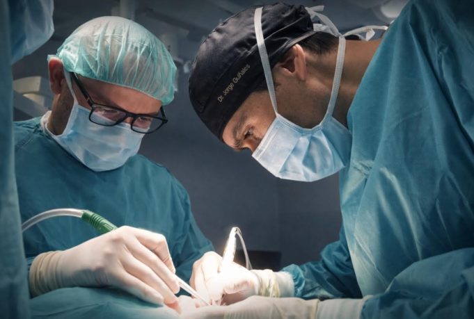 Adiós a múltiples intervenciones: implantes maxilofaciales complejos resueltos en un solo paso