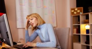 Procrastinación, impulsividad y caos mental, señales del TDAH en adultos que pasan desapercibidas
