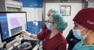 La cirugía robótica suma un sistema que verifica la eliminación completa del tumor