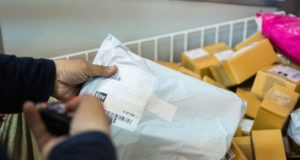 La nueva tasa de la UE sobre paquetes pequeños divide a economistas y consumidores
