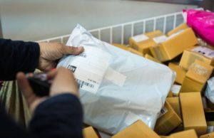 La nueva tasa de la UE sobre paquetes pequeños divide a economistas y consumidores